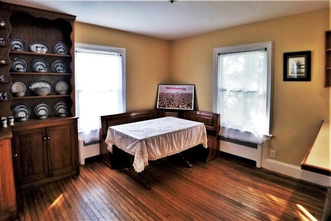 Building Photo - 27 Yasgur Rd