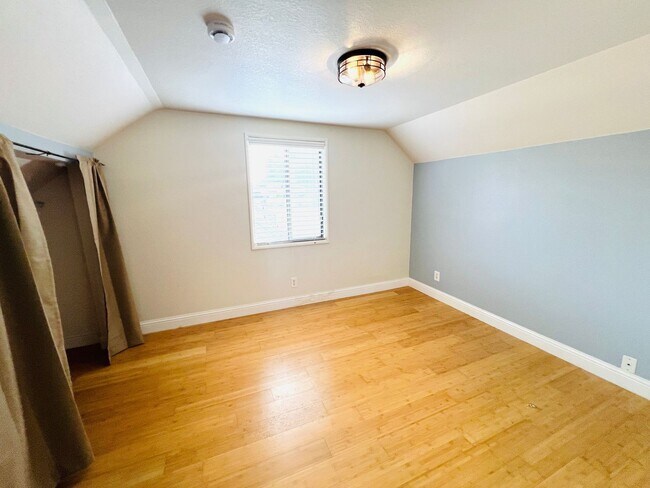 Building Photo - Beautiful 2 bedroom, + office/bonus room i...