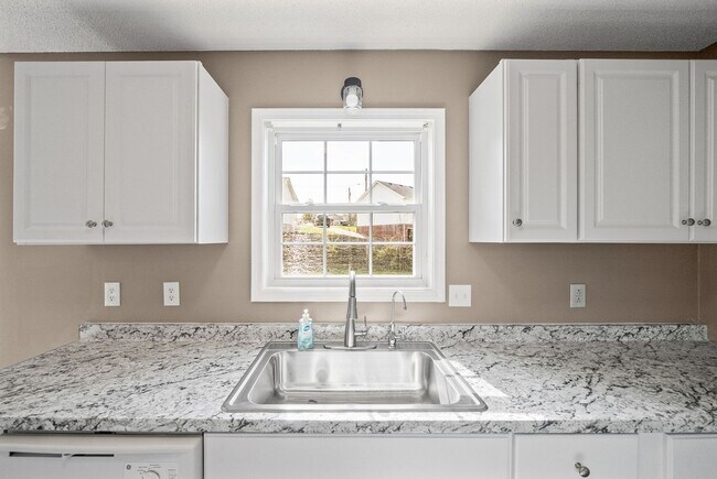 Building Photo - LARGE FENCED IN YARD!!!