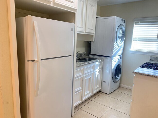 Building Photo - 814 Mobile Dr