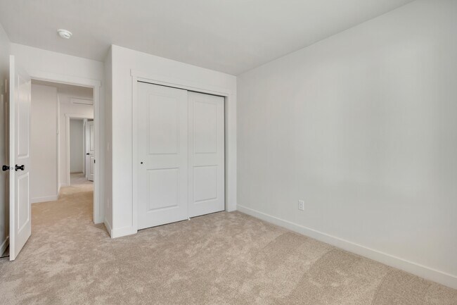 Building Photo - 608 1860 N
