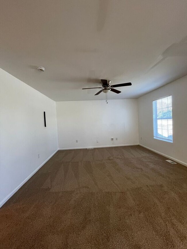 Building Photo - Spacious 4-Bedroom Duplex with Modern Amen...