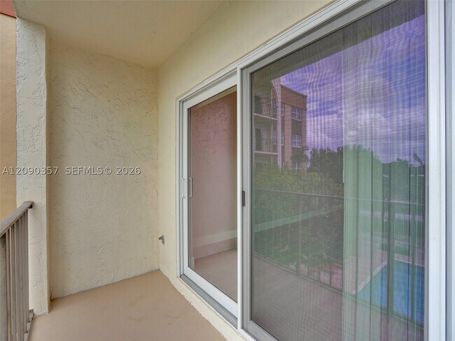 Building Photo - 400 N Riverside Dr