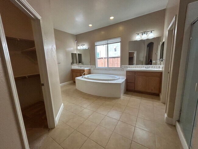 Building Photo - Nice Oakdale home on corner lot