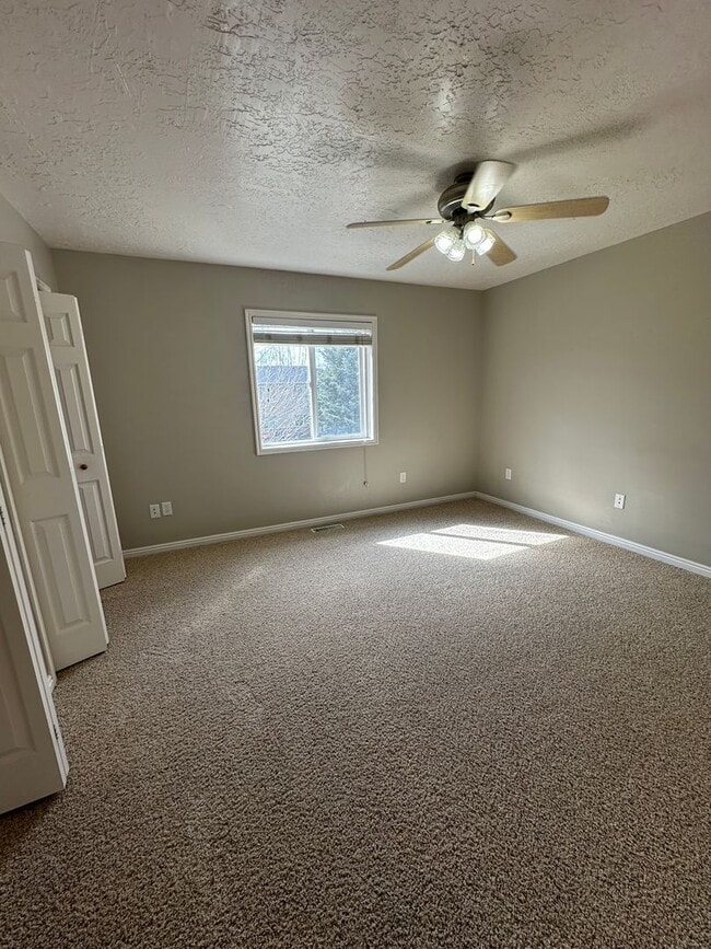 Building Photo - Cute 2 bed 1.5 bath townhome in the Meadows