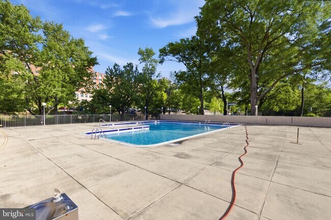 Building Photo - 1300 Army Navy Dr