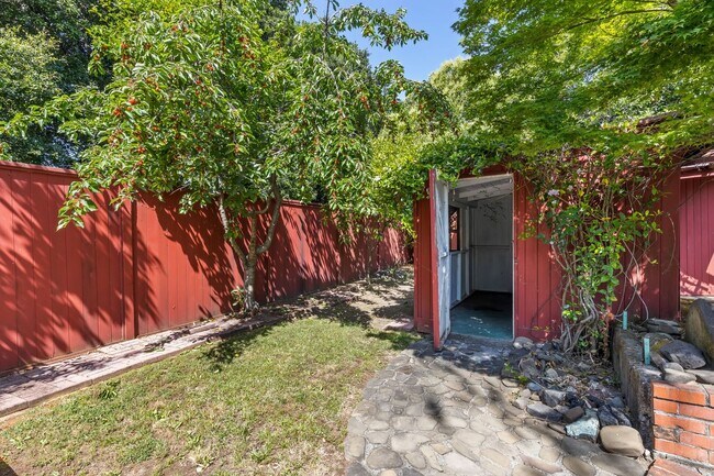 Building Photo - Charming Single-Level 3 Bedroom, 2 Bath Home