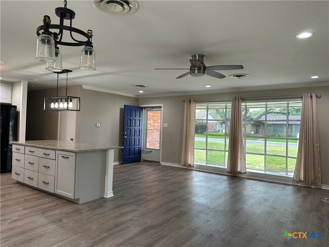 Building Photo - 1302 Canary Ln
