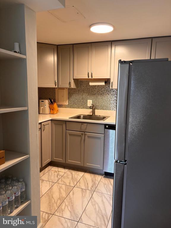 Building Photo - 2 Canterbury Square