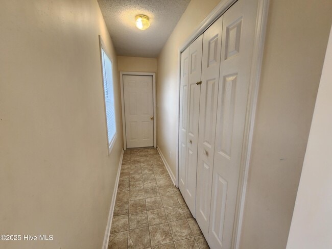 Building Photo - 405 Alec Ct