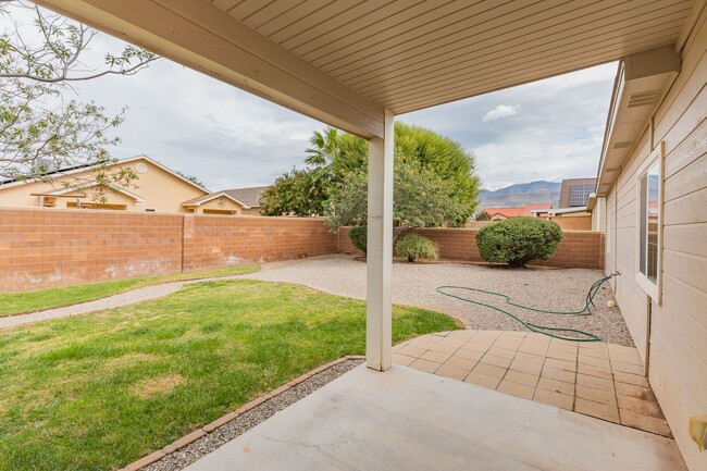 Building Photo - Inviting 4 Bed 2 Bath Home - Solar Panels & In The Golf Course Area!