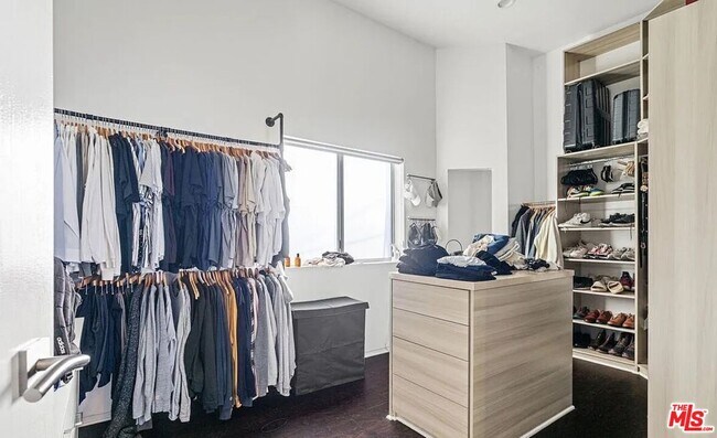 Building Photo - 615 6th Ave