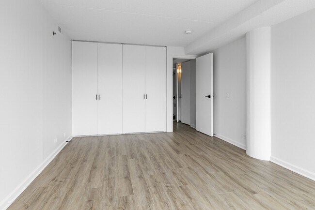 Building Photo - Modern 1-Bedroom in Downtown Highland Park | In-Unit Laundry + Garage Parking