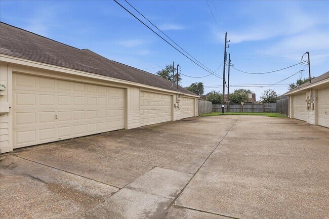 Building Photo - 1149 Green Meadow St