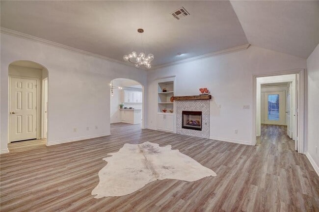 Building Photo - Absolutely Adorable, 2 bed, 2 bath, 2 car + study