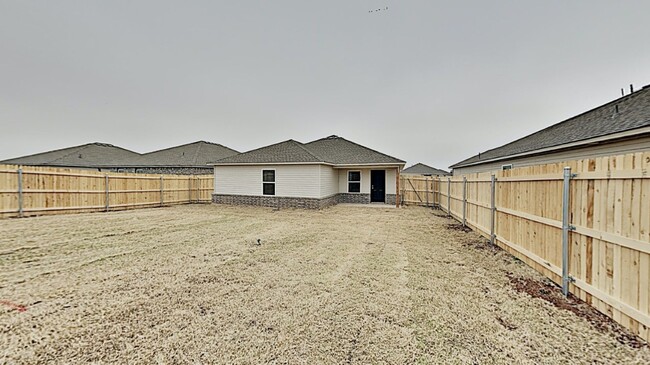 Building Photo - Very Nice 3 Bedroom 2 Bath Home in Yukon S...