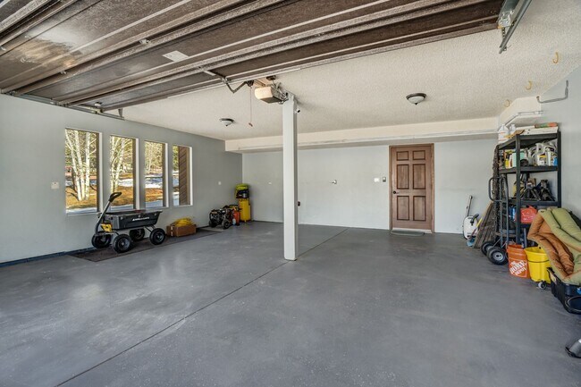 Building Photo - Stunning two-story home in Woodland Park