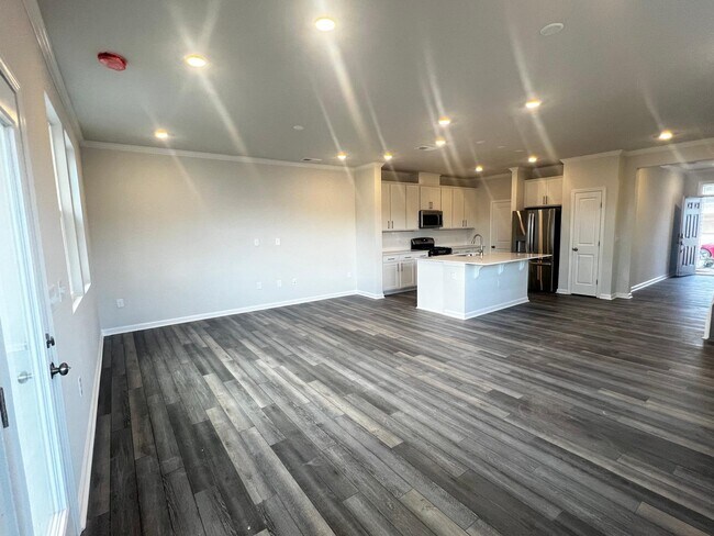 Building Photo - 5905 Woodlawn Dr