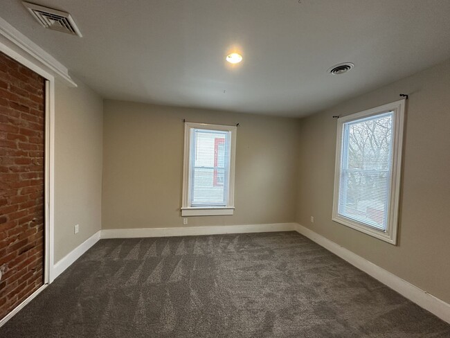 Building Photo - Like New Spacious Petersburg 3 bed 2 bath ...