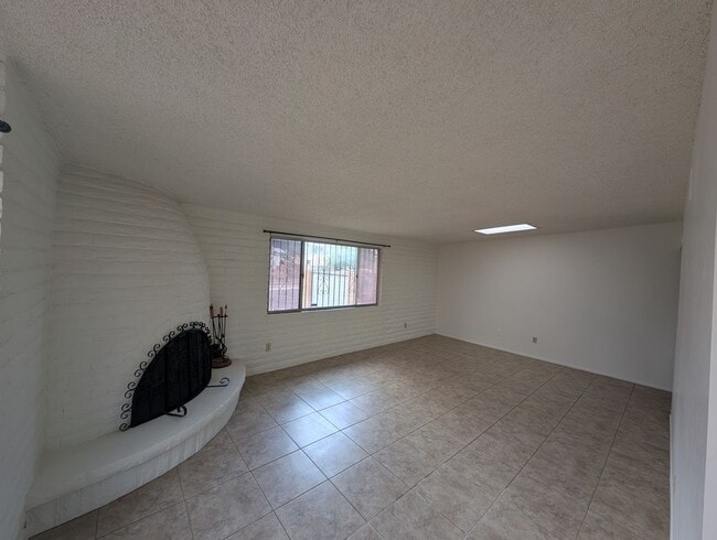 Building Photo - Comfortable West Side Rental
