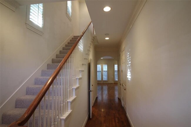 Building Photo - 1816 Devonshire Crescent