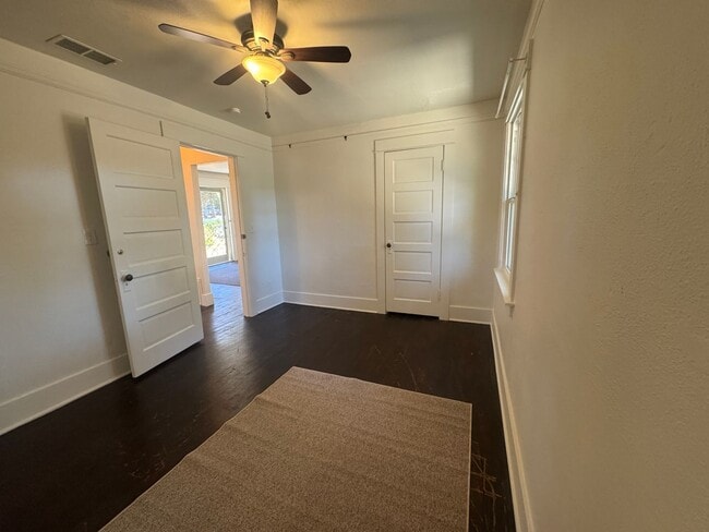 Building Photo - 3 Bedroom, 2 Bath Home for Lease