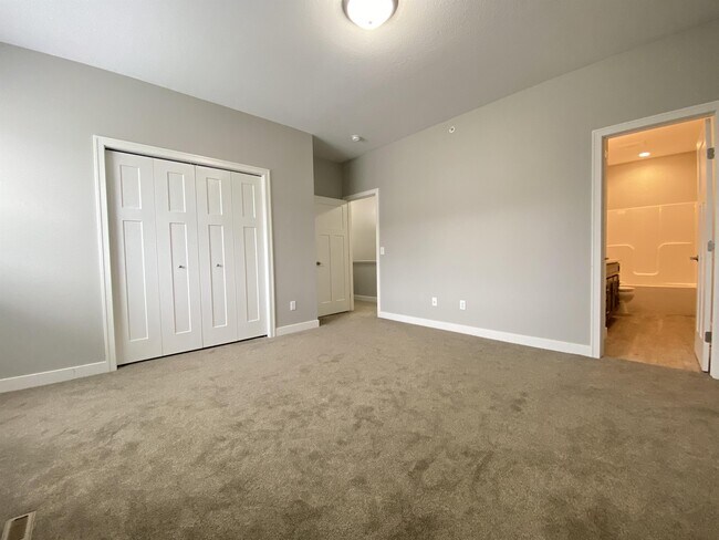 Building Photo - 686 Stone Haven Dr NE