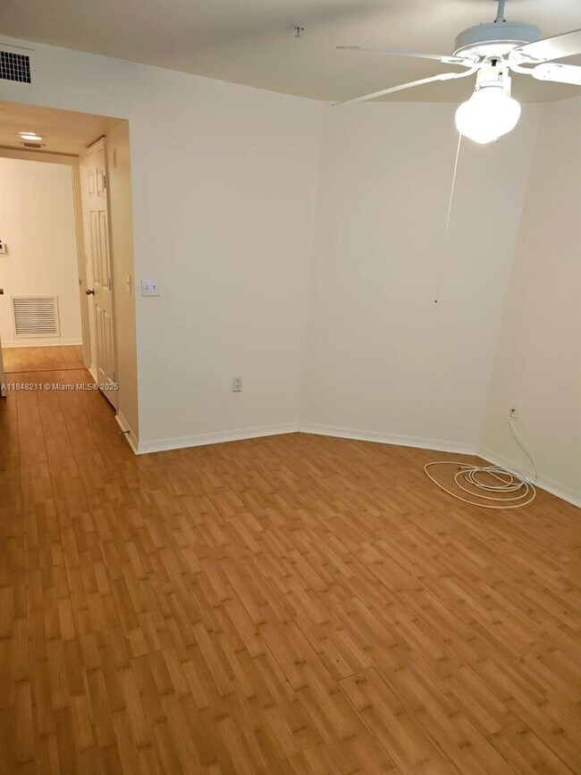 Building Photo - 2586 Centergate Dr