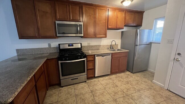Building Photo - ** Move in special $1995 moves you in - Includes Deposit and January 2026 Rent. ** Updated interi...