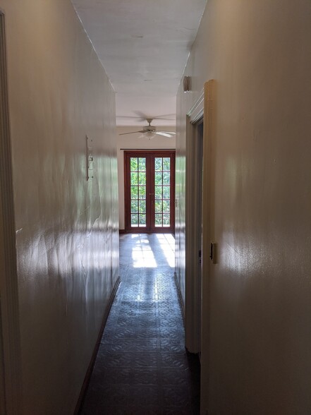 Entry hallway - 433 S Governor St