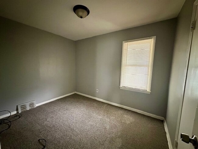 Building Photo - 3 Bedroom 1 Bathroom House For lease Welco...