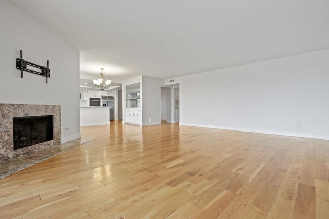Building Photo - Panoramic View Condo For Lease