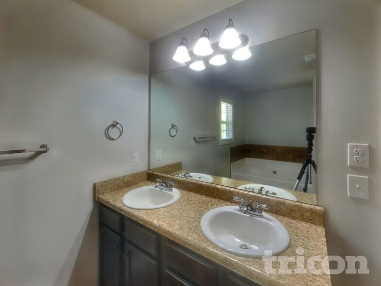 Building Photo - 217 Adeline Ln