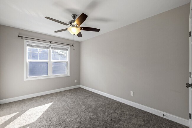 Building Photo - Stonebay Townhome