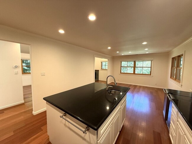 Building Photo - CRAFTSMAN 5BD / 3.5BA HOME ON DESIRABLE CU...