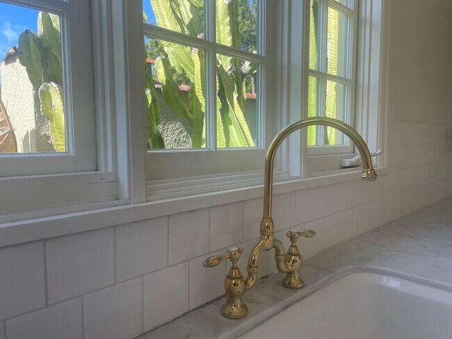 Kitchen sink - 1521 Portia St
