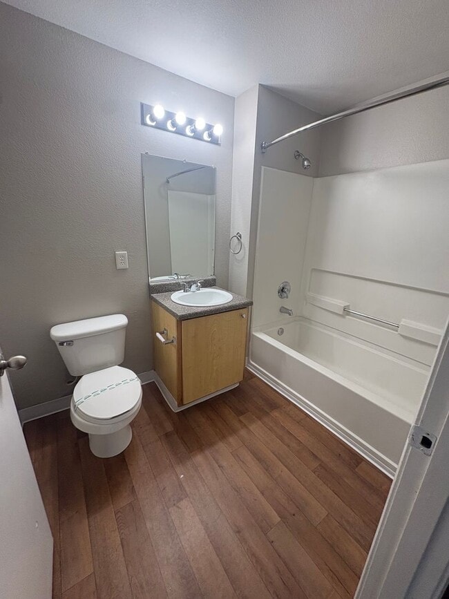 Building Photo - Apply by August 7th—August rent is on us!