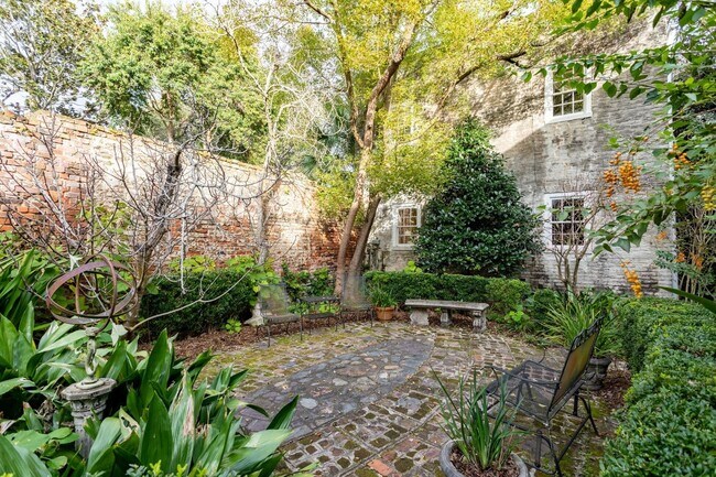 Building Photo - Charming Charleston Three Bedroom Condo on...