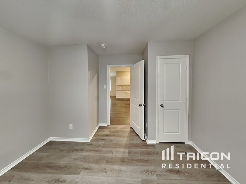 Building Photo - 636 Excelsior Dr