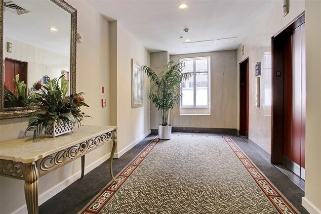 Building Photo - 914 N Main St