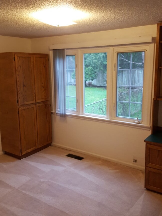 Building Photo - University Place 2bd 2bth, with bonus/office, $2,995 includes yard care and utilities other than ...