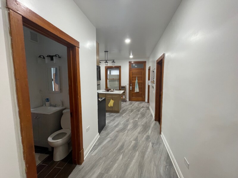 Building Photo - 5855 W Leland Ave