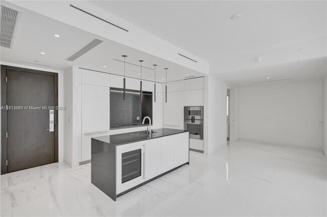 Building Photo - 300 Biscayne Blvd Way