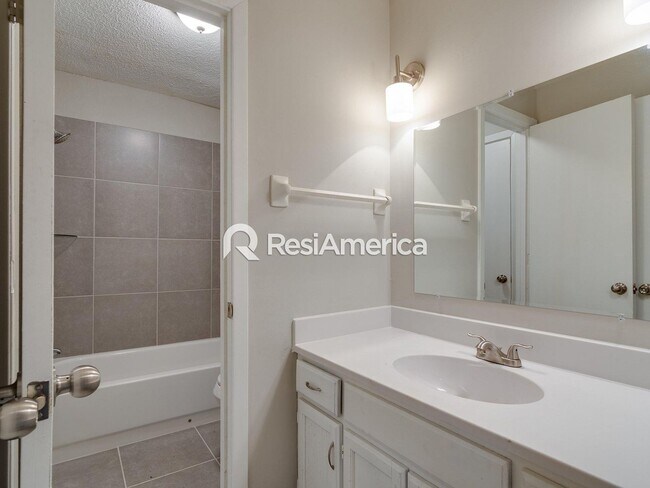 Building Photo - Completely renovated 3 bedroom, 2 bathroom home