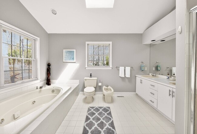 Building Photo - 150 Talmage Farm Ln