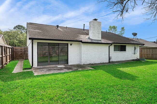 Building Photo - 10818 Hillcroft Ave