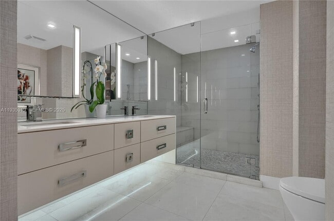 Building Photo - 5875 Collins Ave