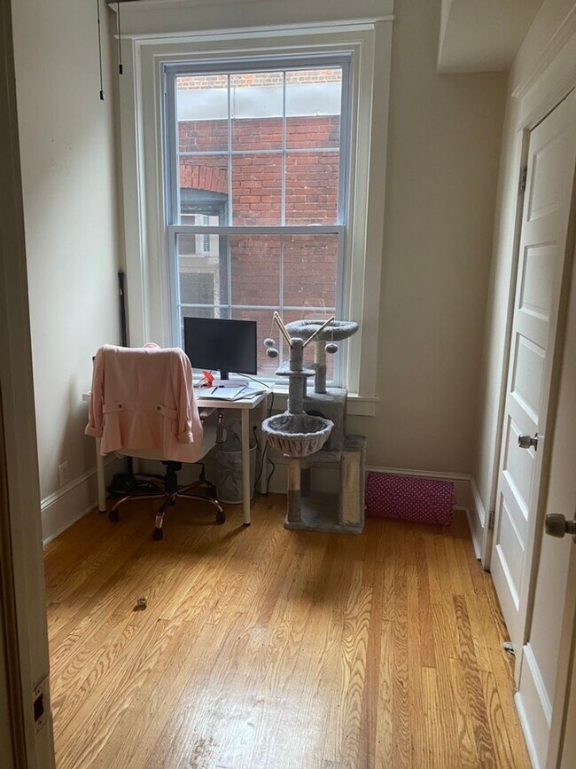 Building Photo - 245 S 10th St