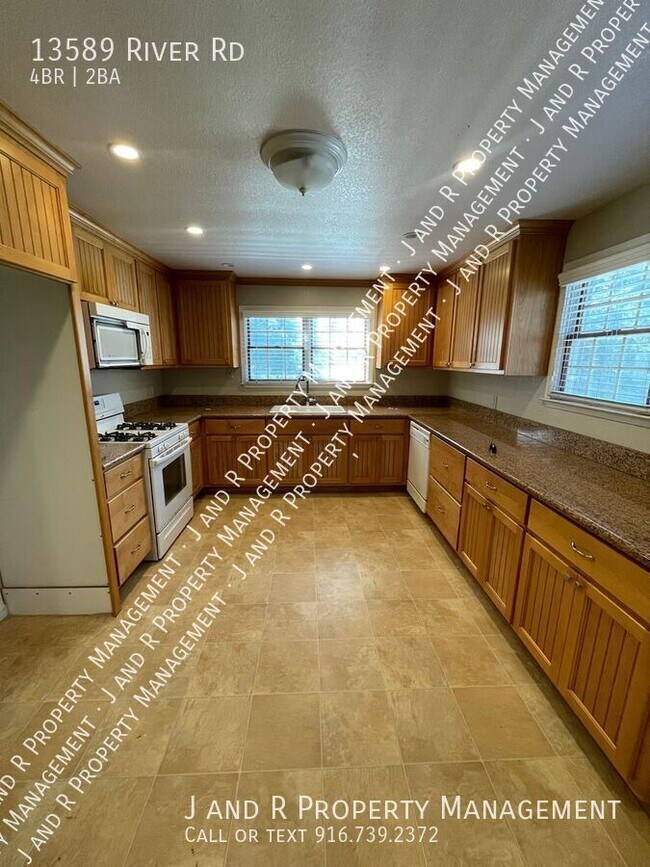Building Photo - 13589 River Rd