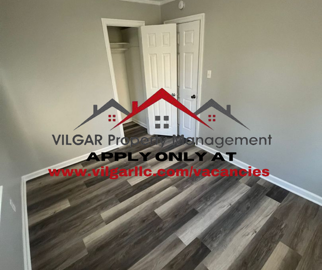 Building Photo - 2 comfortable bedrooms & 1 full bath house...